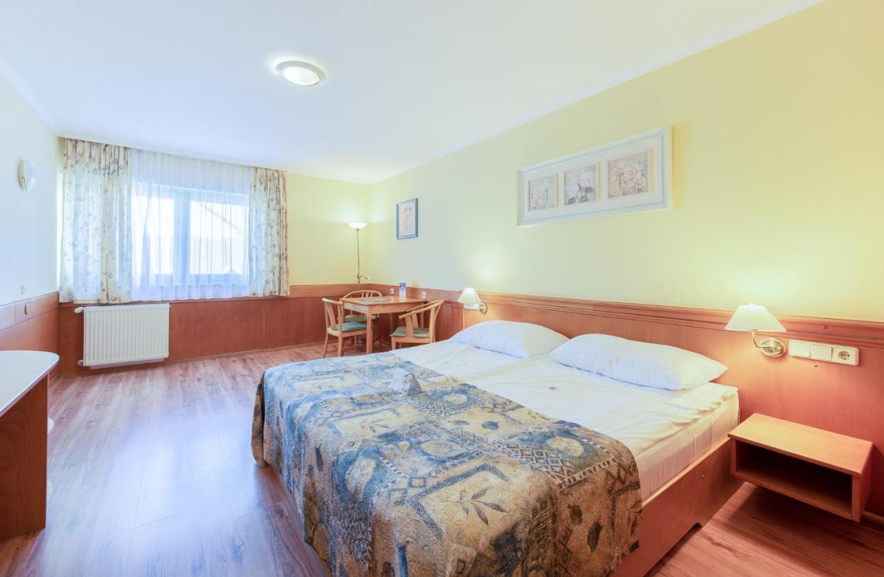 Club Hotel